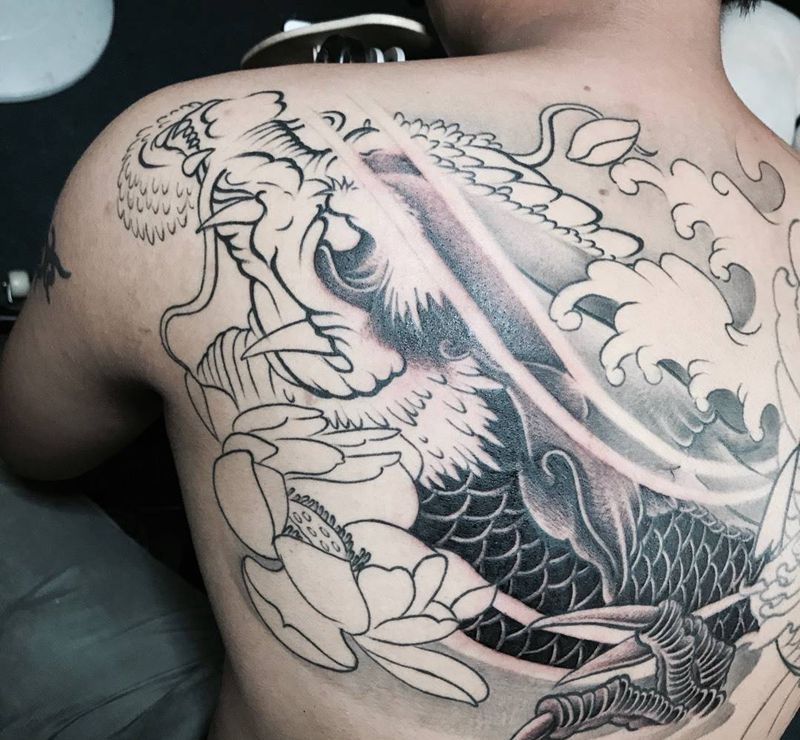 背龙鱼纹身图片_成品背部传统动物纹身图案