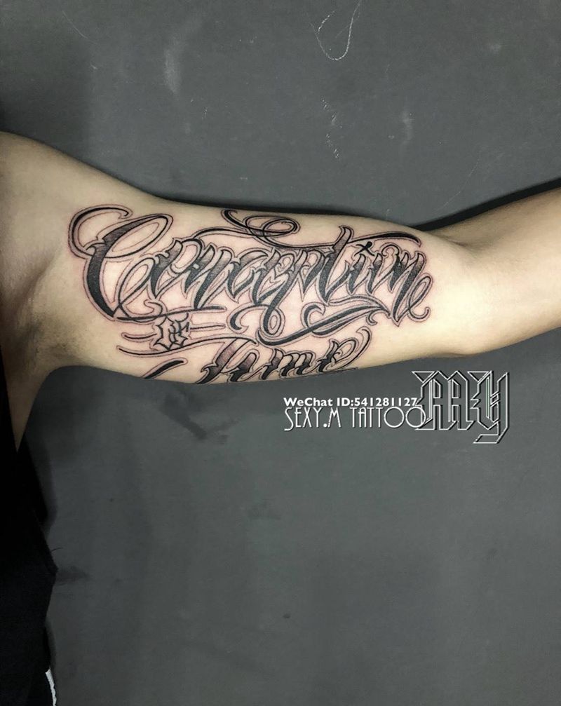 黑灰花体字纹身图片_手部花体字纹身图案