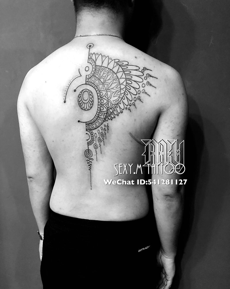 几何线条纹身图片_成品背部欧美纹身图案