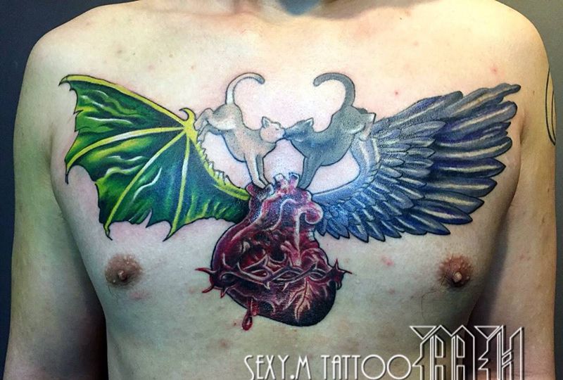 彩色寫實心臟翅膀纹身图片_成品胸部欧美写实纹身图案