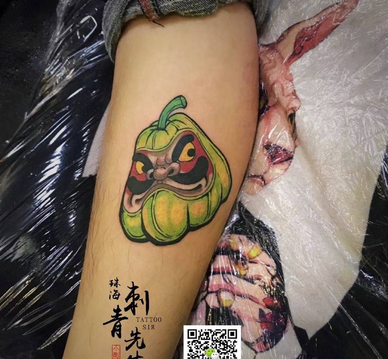 倭瓜达摩纹身图片_腿部New School纹身图案