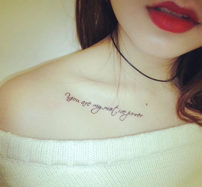 简约字母纹身图片_成品胸部清新字符纹身图案