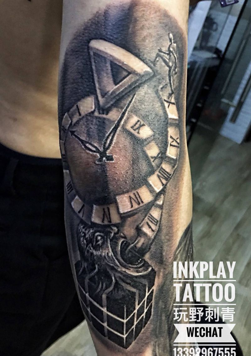 时间不断被吞噬,而向上的步伐永不停歇。纹身图片