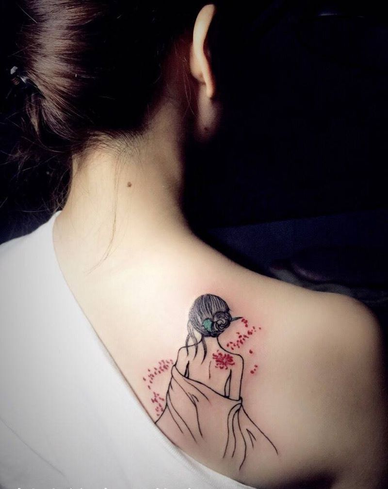 美女把自己纹在后背上…纹身图片