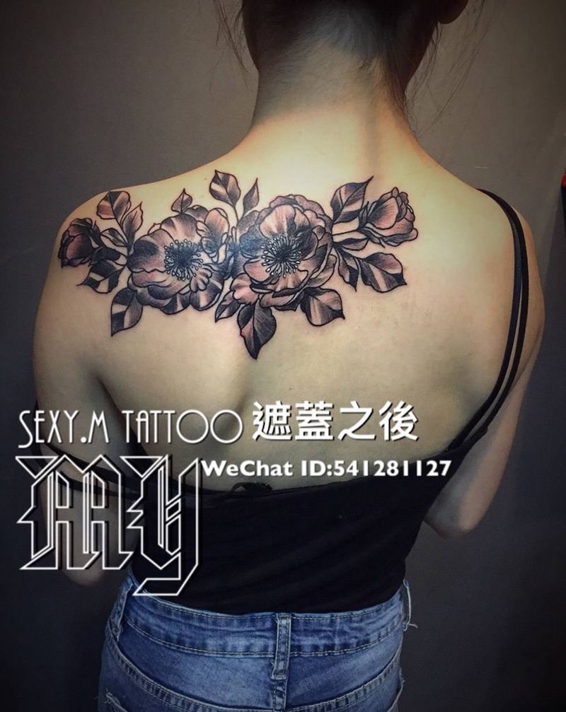 拉絲黑灰素花纹身图片_成品背部欧美清新纹身图案