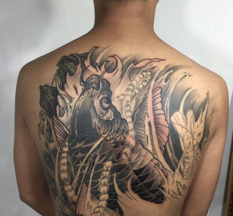 锦鲤纹身图片_背部臀部新传统老传统纹身图案