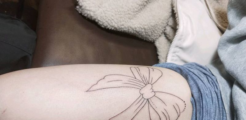 蝴蝶结纹身图片_腿部纹身图案