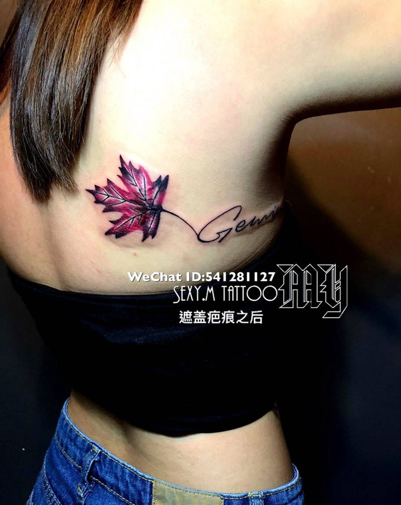 小清新枫叶纹身图片_背部纹身图案