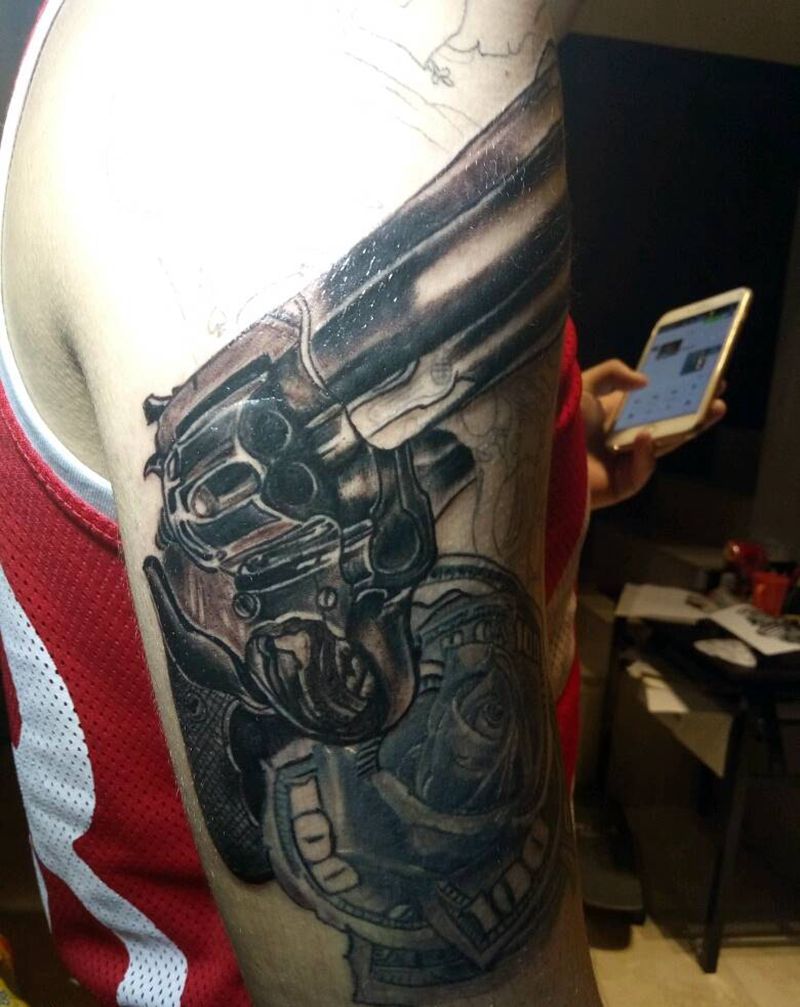 #奇卡诺《枪支美金花》纹身图片