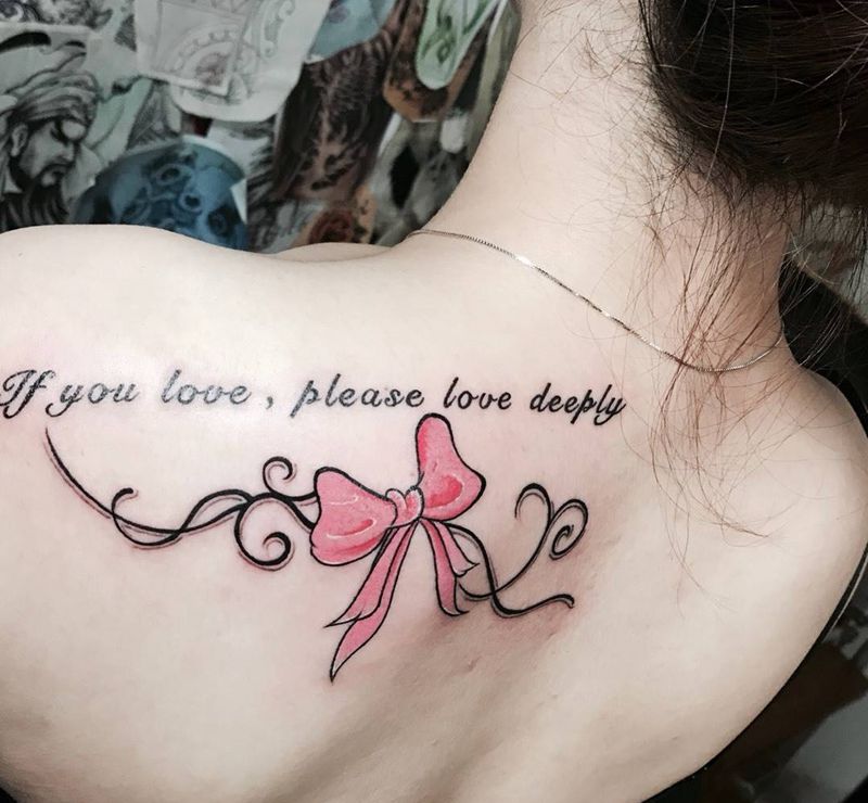 蝴蝶结纹身图片_成品背部肩部清新静物纹身图案