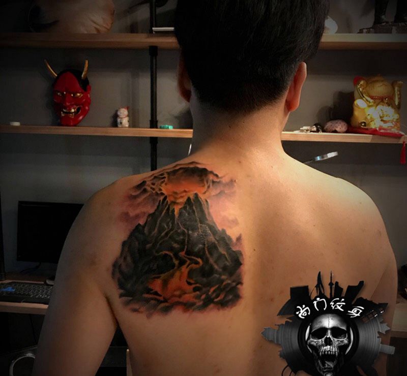 火山纹身图片_成品背部写实原创纹身图案
