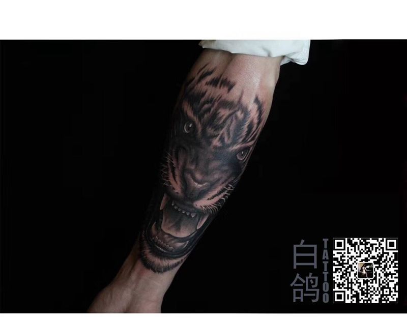 大脑斧纹身图片_成品手臂手部欧美写实动物老虎纹身图案