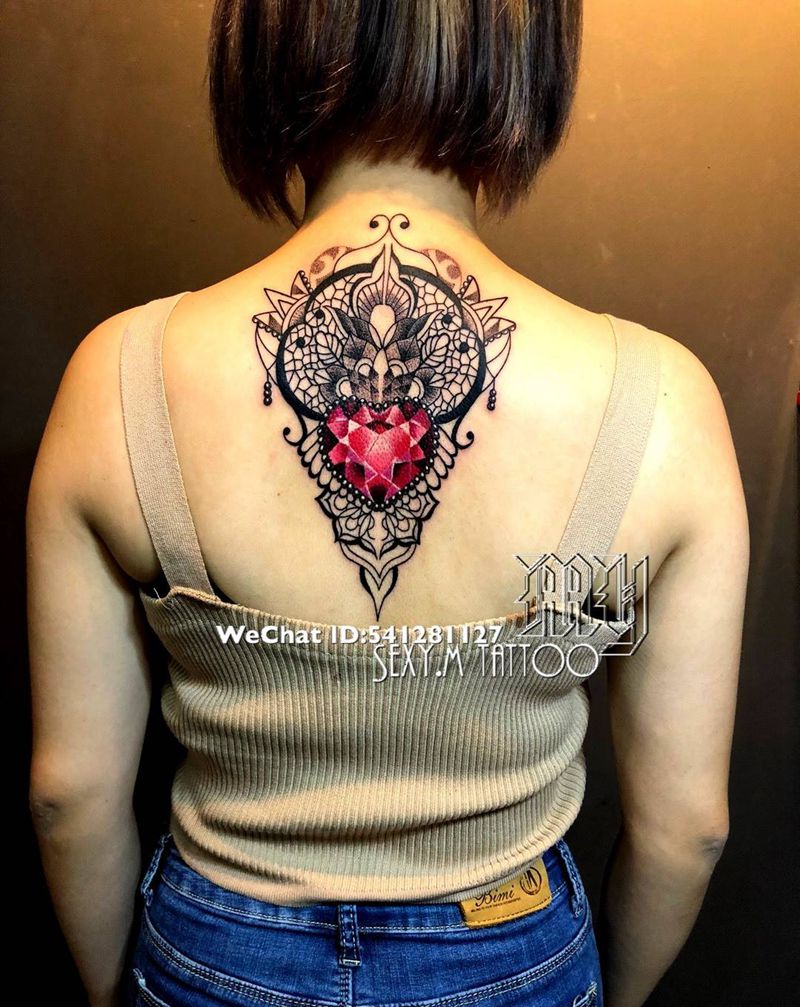 红宝石线条风格纹身图片_背部几何原创纹身图案