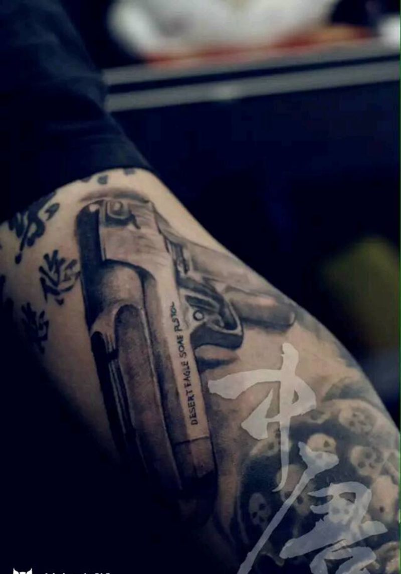 手枪纹身图片