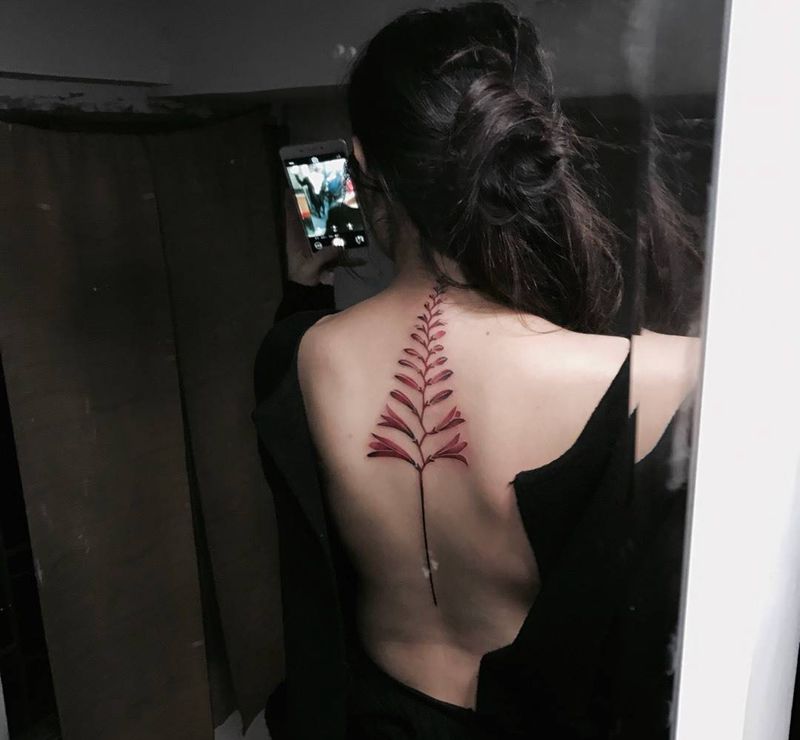 花纹身图片_成品背部欧美清新植物纹身图案