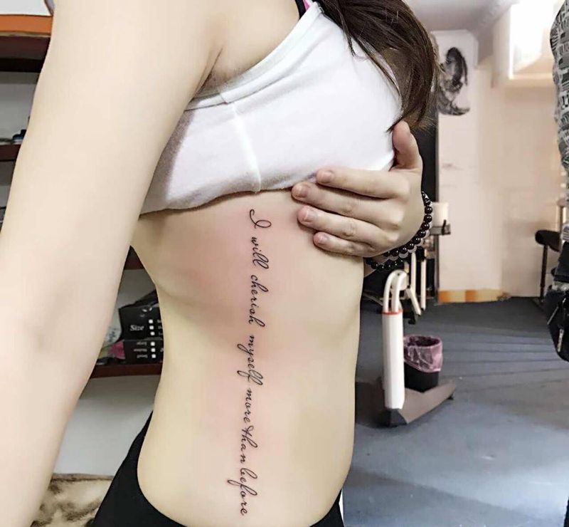 侧腰字母纹身图片_成品腰部欧美清新字符纹身图案
