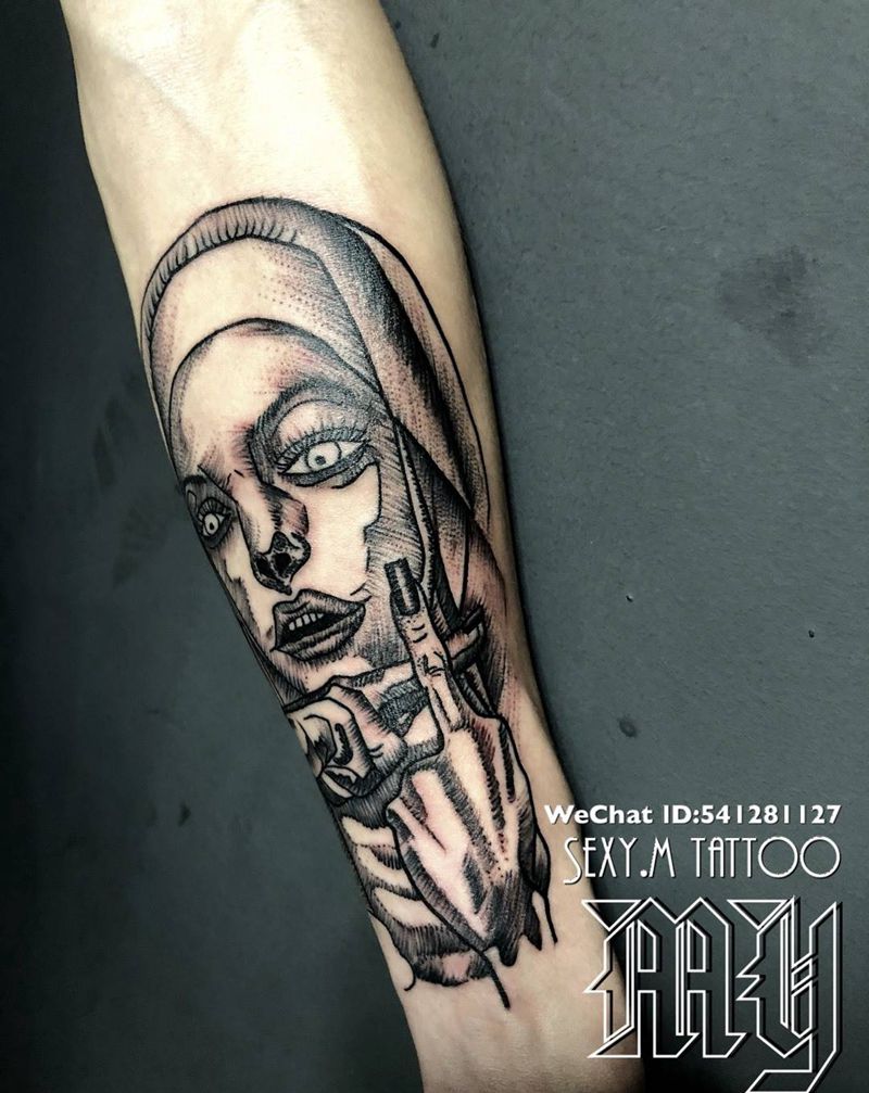 黑灰线条拉丝风格修女纹身图片_成品手部欧美人物纹身图案