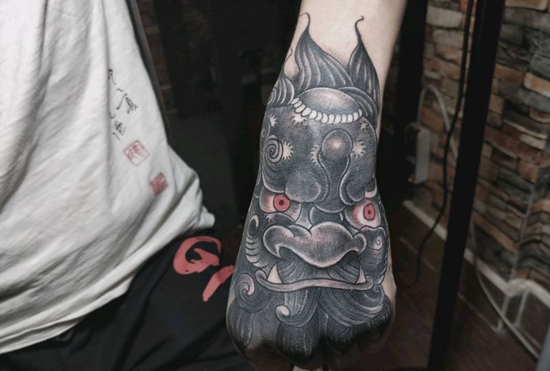 唐狮纹身图片_手部新传统纹身图案