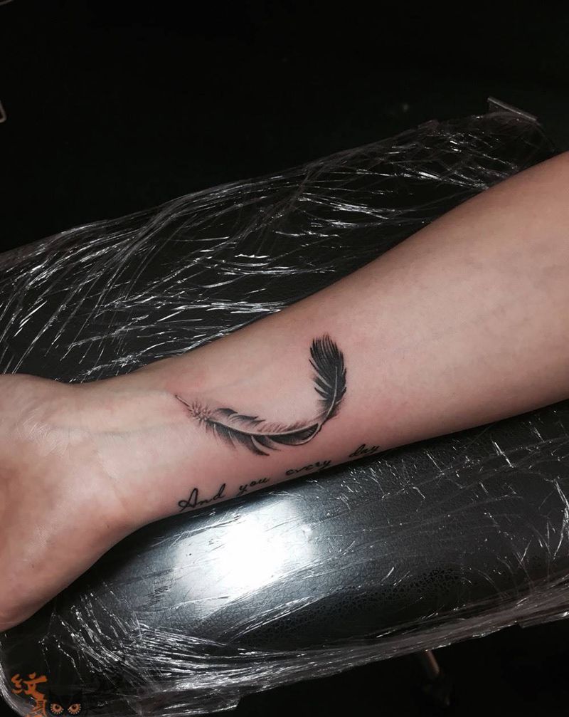 羽毛纹身图片_写实欧美手部纹身图案