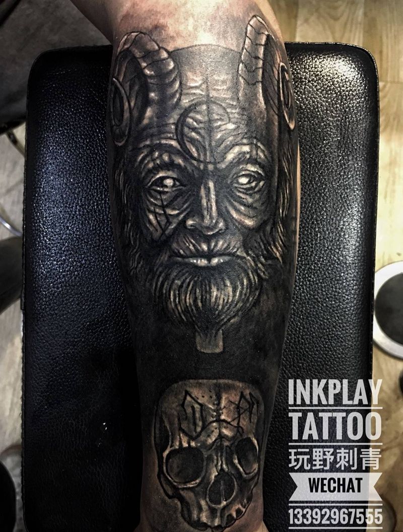 暴力遮盖旧纹身。帅哥很能扛一次完成纹身图片