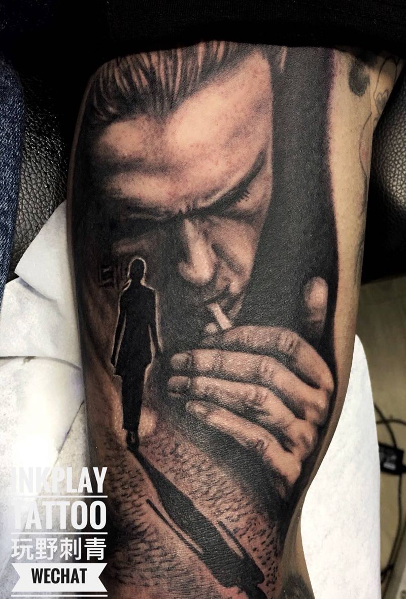 吸烟的男人,大臂内侧有点痛但帅哥还是很能扛,一次完成。纹身图片