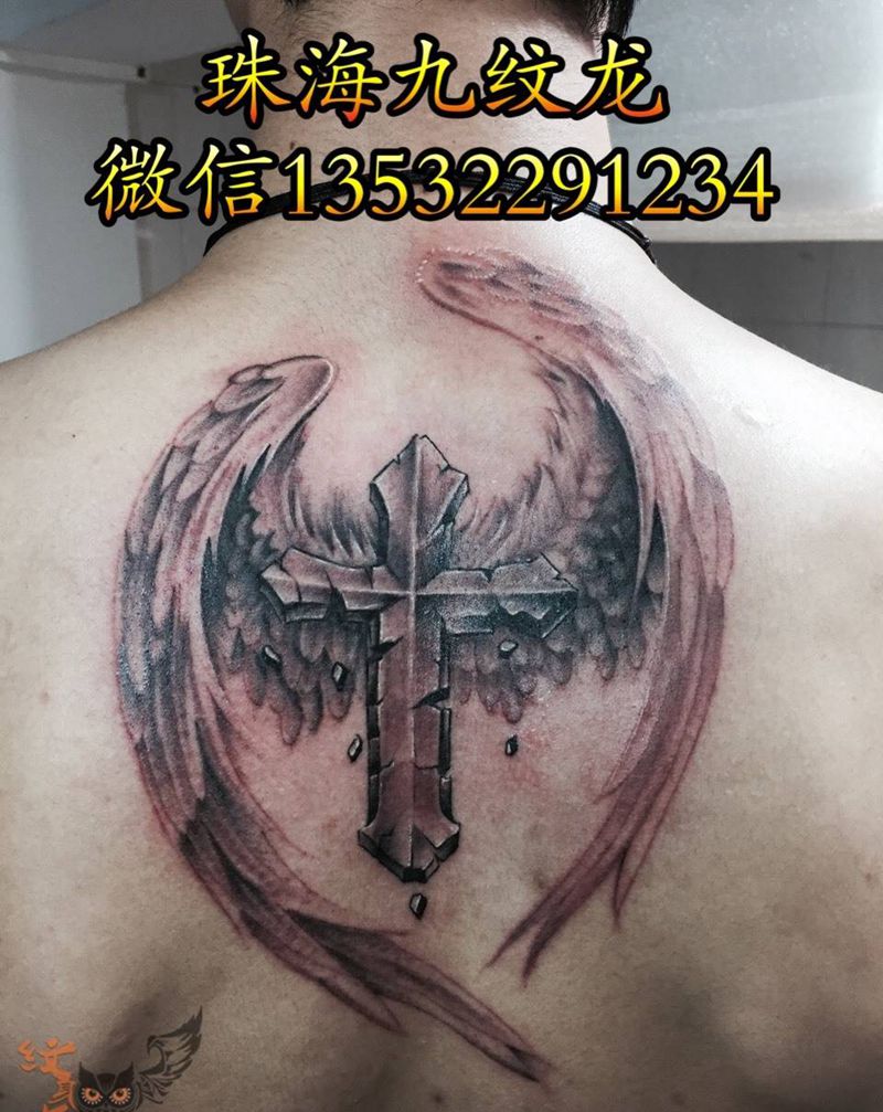 十字架翅膀纹身图片_欧美宗教背部纹身图案
