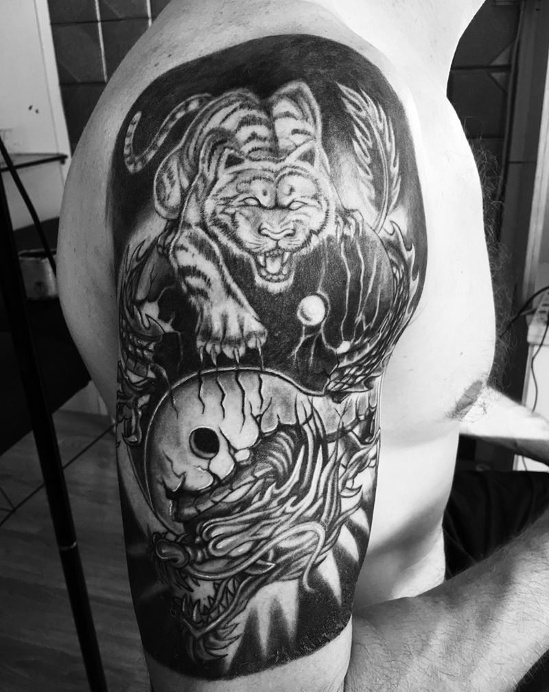 龙 虎 太极纹身图片