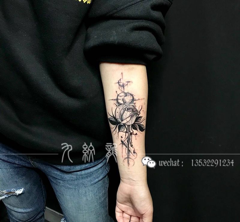 花纹身图片_手部水墨点刺纹身图案