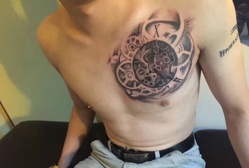 胸口钟表纹身图片