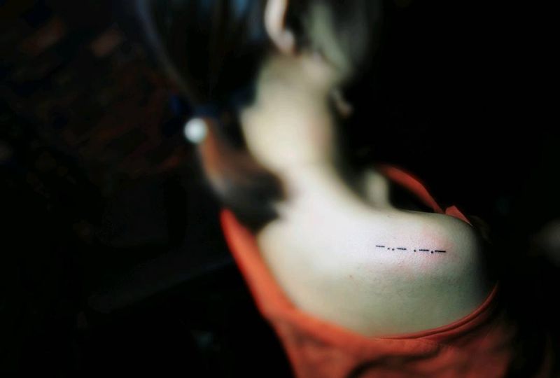 摩斯密码纹身纹身图片_肩部纹身图案