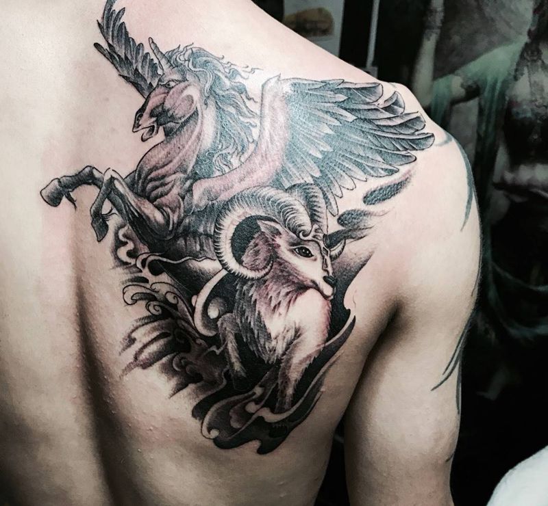 生肖马羊纹身图片_成品背部传统动物纹身图案