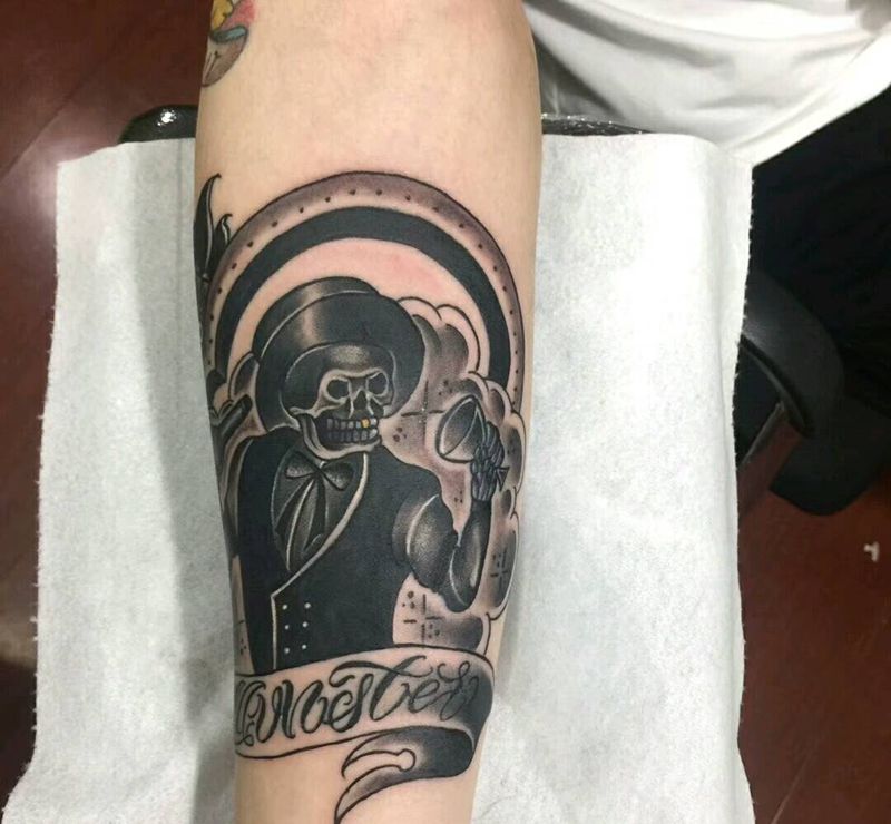 个人风格强烈纹身图片_手臂手部Old School花体字纹身图案