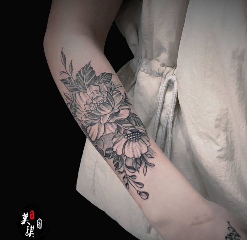 素花纹身图片_手臂点刺纹身图案