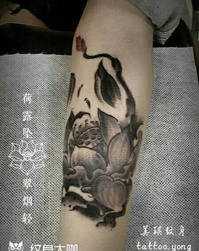 水墨荷花纹身图片