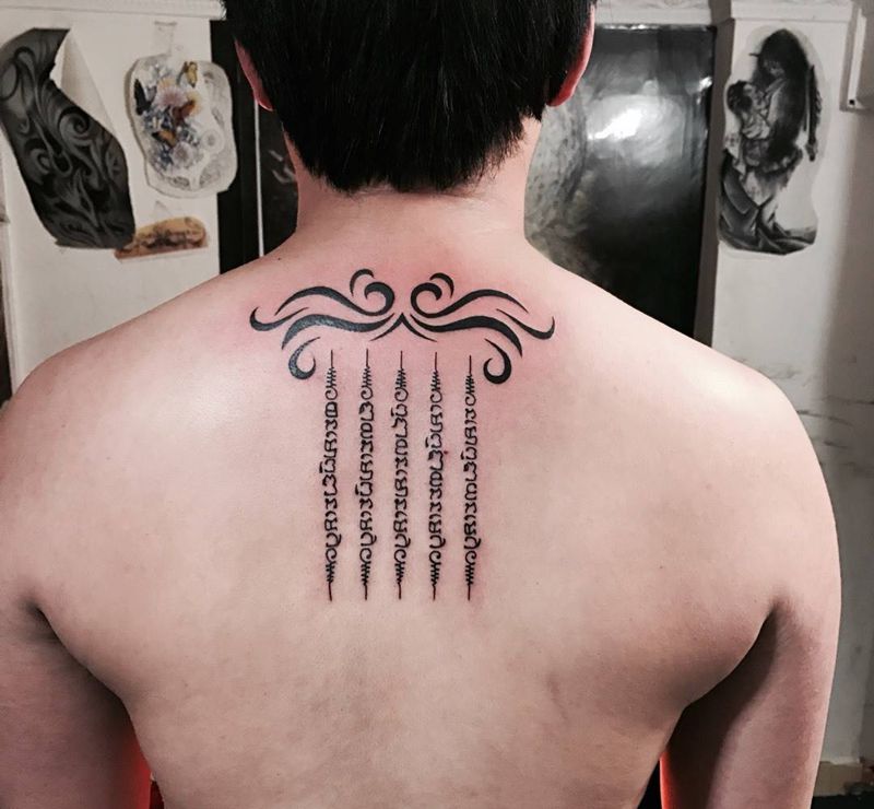 五经文纹身图片_成品背部传统宗教字符纹身图案