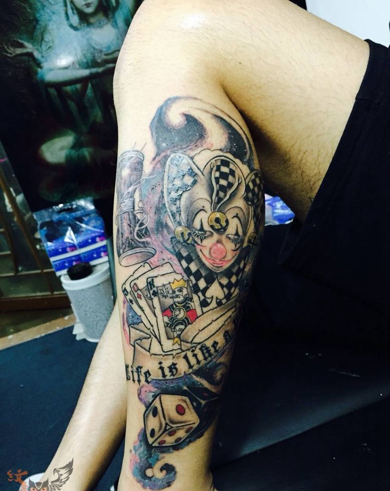 星空小丑纹身图片_欧美人物腿部纹身图案