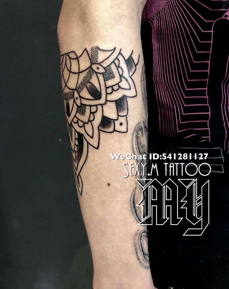 梵花曼陀罗风格纹身图片_成品手部欧美纹身图案