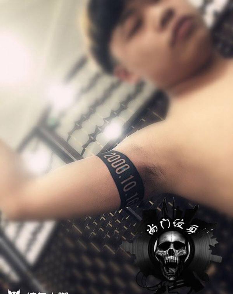 黑臂环纹身图片