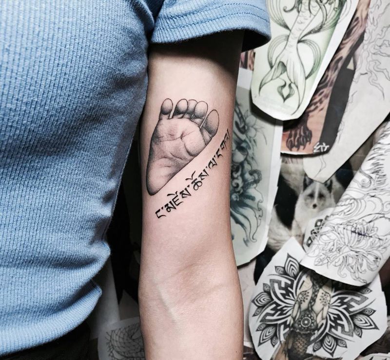 母爱小脚印纹身图片_成品手臂写实清新原创纹身图案