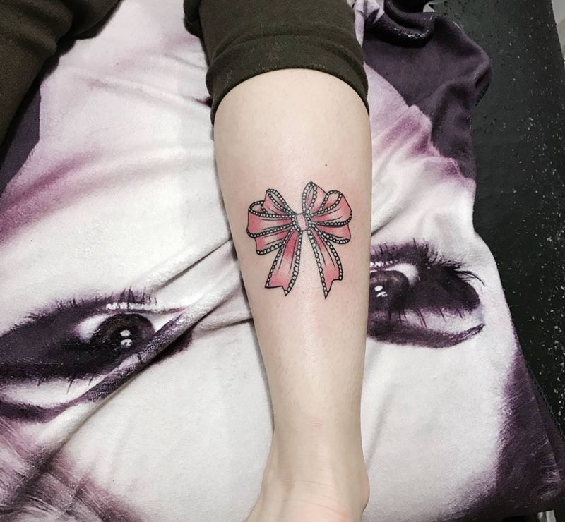 蝴蝶结纹身图片_成品腿部欧美清新静物纹身图案