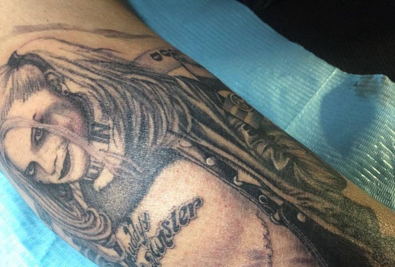 《哈莉奎茵》纹身图片_哈莉奎茵小丑女欧美写实肖像腿部脚部黑灰纹身图案