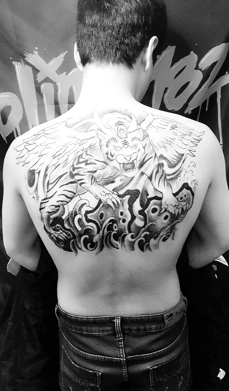 用了无痛  有点红  还差一次完成纹身图片