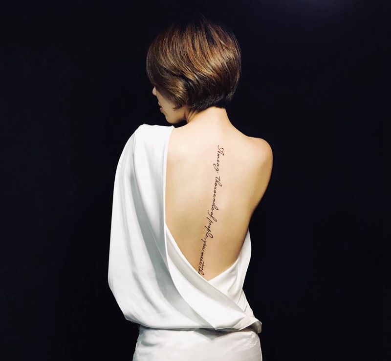 背脊英文纹身图片_背部花体字纹身图案