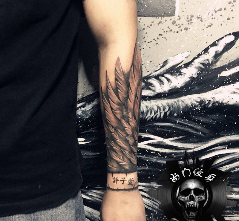 翅膀纹身图片_手部写实原创成品纹身图案