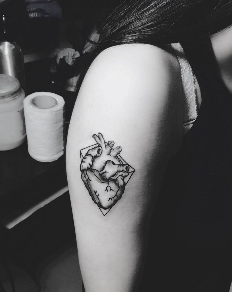 美女的小心脏纹身图片