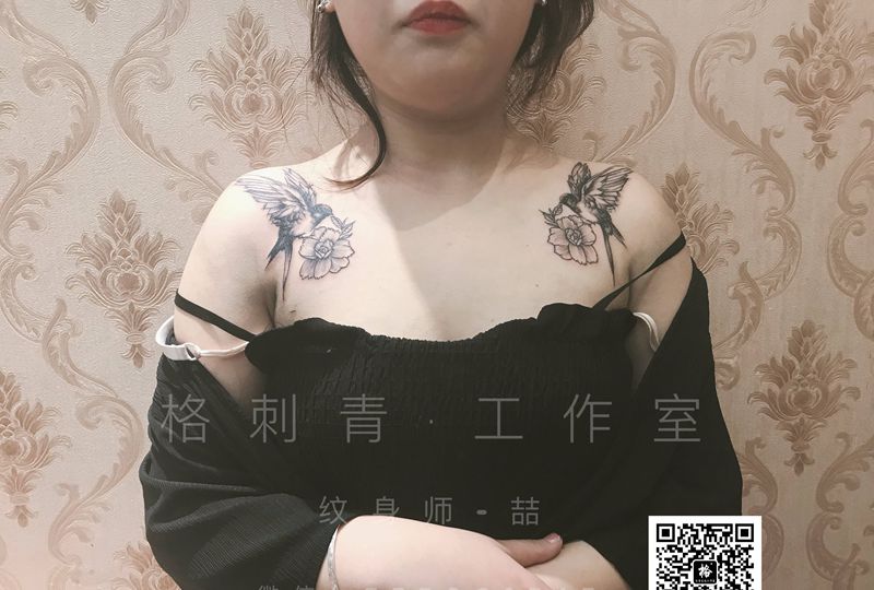 锁骨燕子纹身图片_胸部纹身图案
