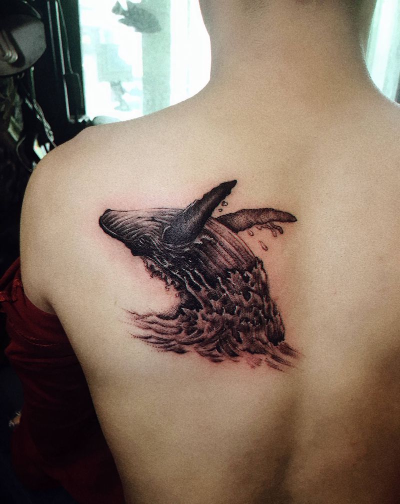 鲸鱼纹身图片_背部纹身图案