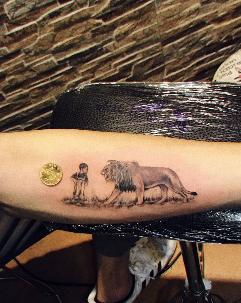 小孩与狮子纹身图片_手臂纹身图案