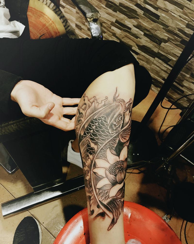鲤鱼纹身图片_腿部纹身图案