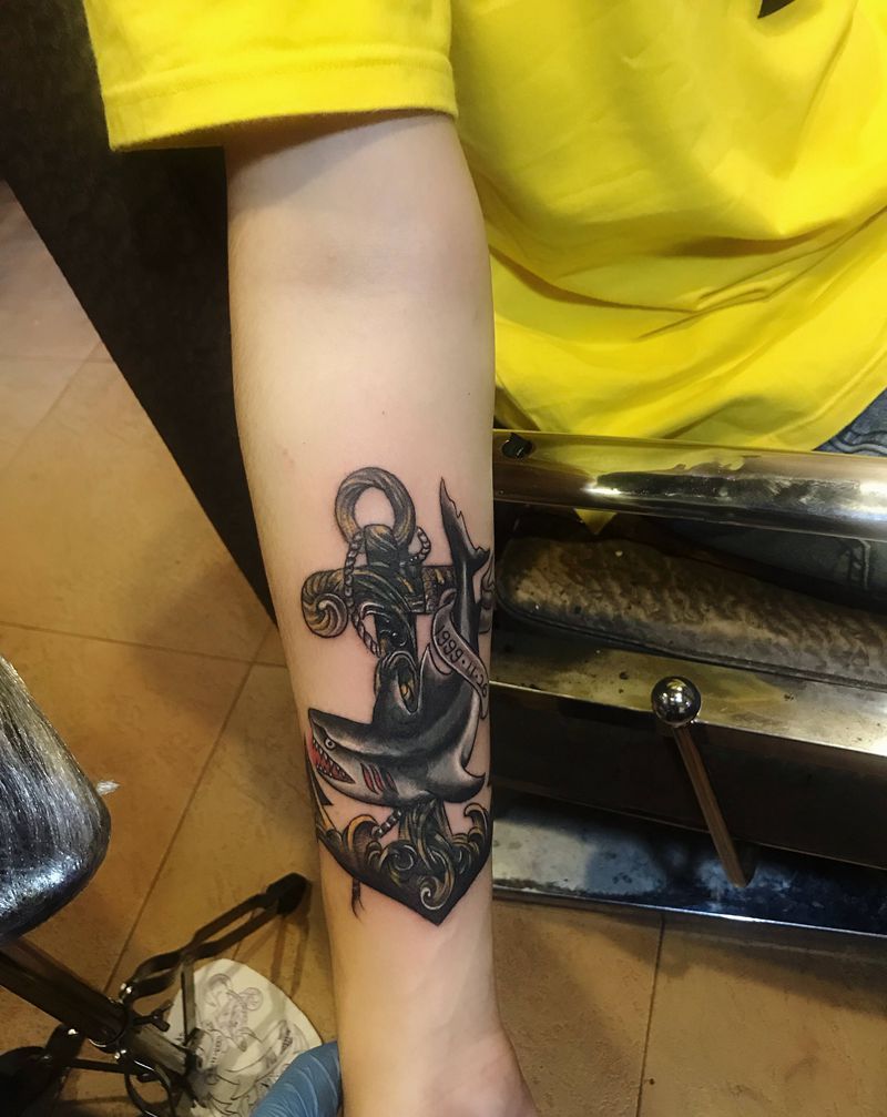 鲨鱼遮盖纹身图片_手部纹身图案